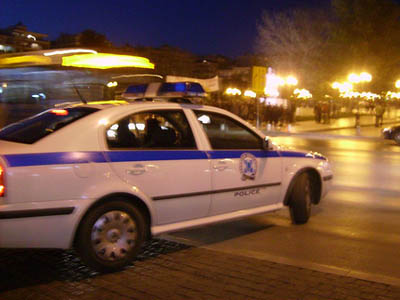 Απορία για αστυνομικό που μιλούσε στο κινητό του